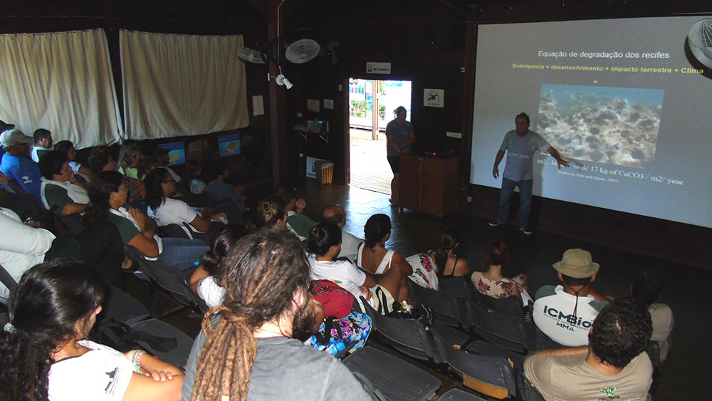 Mauro Maida durante a palestra em Fernando de Noronha