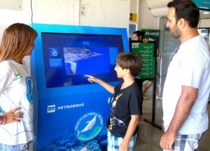 Por meio de texto, imagem e vídeo, o equipamento interativo informa sobre os hábitos de diversas espécies marinhas, entre elas, o golfinho-rotador (Foto/Divulgação)