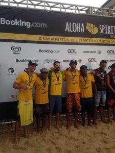 Alef Alves comemorando a vitória com a equipe Va'a, em Salvador (Foto: Uilins Palma)
