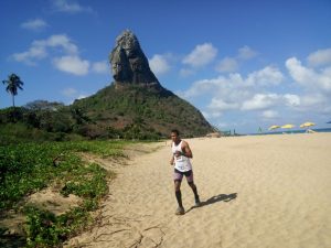 O atleta Ademir Ventura durante trecho da 21k Noronha na Praia da Conceição